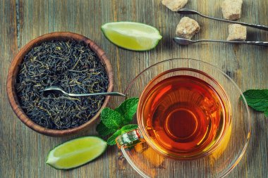 Çay bir cam şişe, nane yaprağı, kurutulmuş dilimlenmiş limon, çay, şeker kamışı
