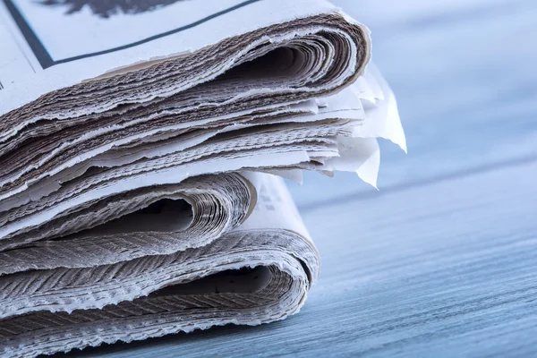 Kranten gevouwen en gestapeld op de tafel — Stockfoto