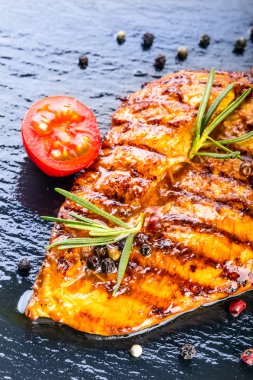 Biftek tavuk göğsü zeytinyağı kiraz domates biber ve biberiye otlar.