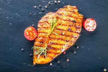 Biftek tavuk göğsü zeytinyağı kiraz domates biber ve biberiye otlar.