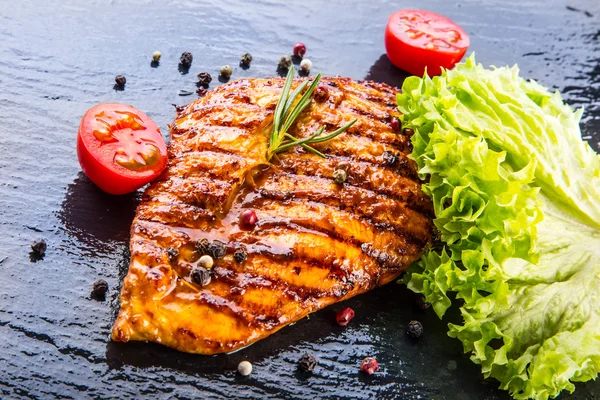 Biftek tavuk göğsü zeytinyağı kiraz domates biber ve biberiye otlar.