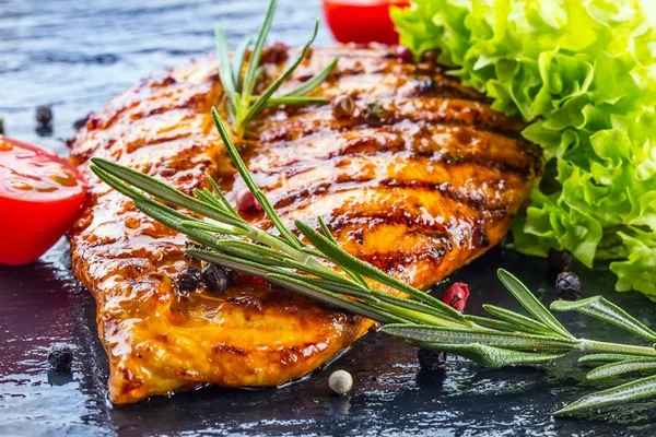 Steak Hühnerbrust Olivenöl Kirschtomaten Paprika und Rosmarinkräuter. — Stockfoto