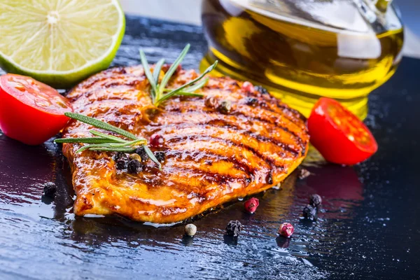 Steak Hühnerbrust Olivenöl Kirschtomaten Paprika und Rosmarinkräuter. — Stockfoto