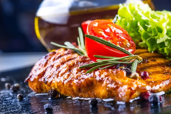 Steak csirkemell olívaolaj cseresznye paradicsom paprika és a rozmaring gyógynövények. — Stock Fotó