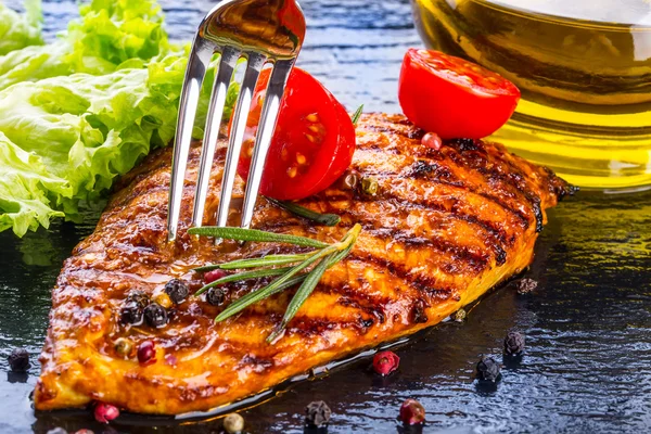 Steak csirkemell olívaolaj cseresznye paradicsom paprika és a rozmaring gyógynövények. — Stock Fotó