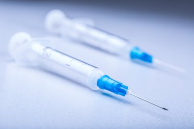 Beyaz arka plan üzerinde plastik şırınga Close-Up.