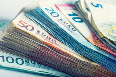 Birkaç yüz euro banknot değeri tarafından yığılmış