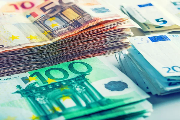 Plusieurs centaines de billets en euros empilés en valeur — Photo