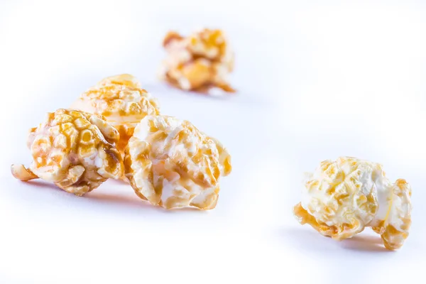 En hög med karamell popcorn på en vit bakgrund. — Stockfoto