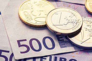 Birkaç 500 euro banknot ve madeni paralar bitişiktir. Servet için sembolik fotoğraf