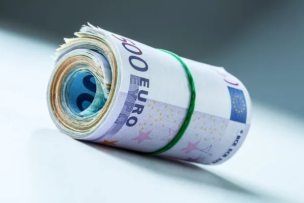 Billetes en euros laminados varios miles. Espacio libre para su información económica —  Fotos de Stock