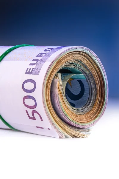 Hengerelt euro-bankjegyek több ezer. A gazdasági információk szabad hely — Stock Fotó