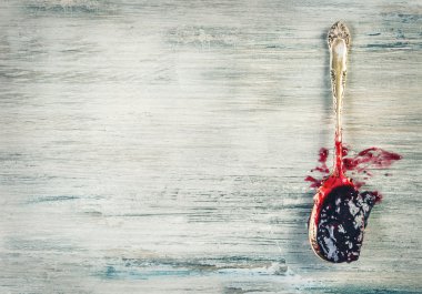 Eski kaşıkla kalın tatlı çilek reçeli yakın çekim.