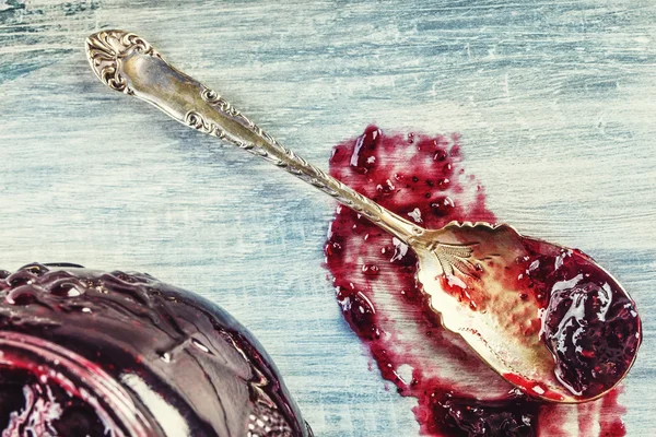 Primer plano de mermelada de fresa dulce gruesa con cuchara vieja . —  Fotos de Stock