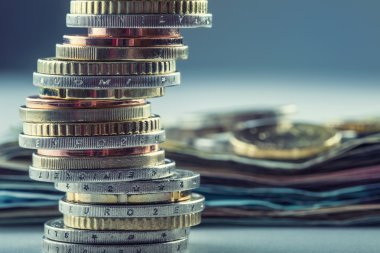 Euro para çıktı. Euro para. Euro para birimi. Paralar birbirlerine farklı pozisyonlarda yığılmış