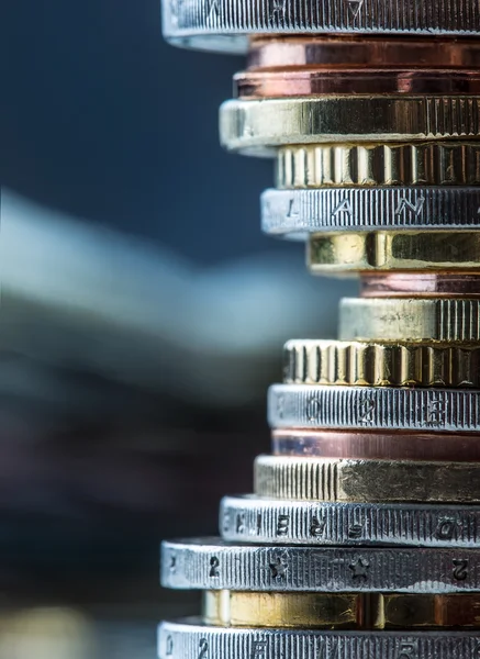 Monedas de euros. Dinero en euros. Monedas apiladas una sobre la otra en diferentes posiciones —  Fotos de Stock