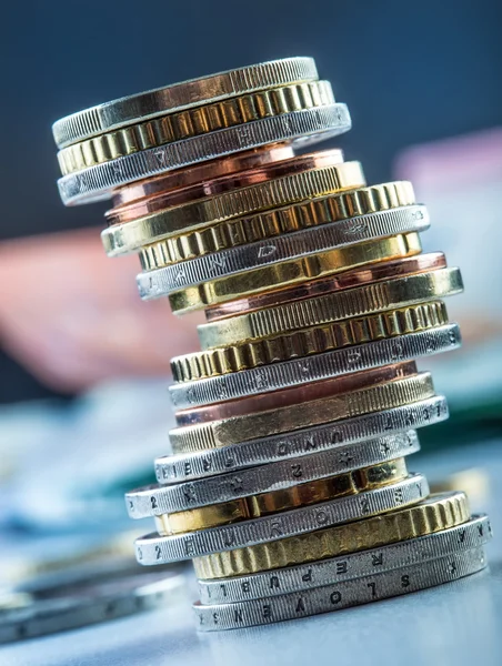 Monedas de euros. Dinero en euros. Monedas apiladas una sobre la otra en diferentes posiciones —  Fotos de Stock