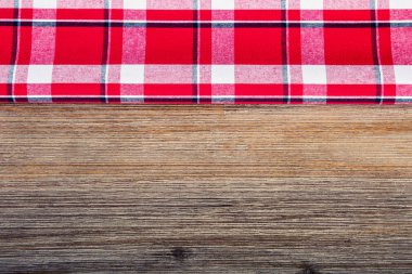 Damalı peçete ahşap masa üzerinde yukarıdan.