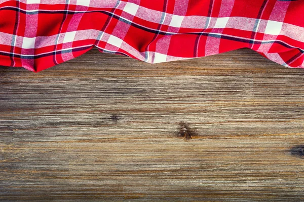 Vue du dessus de la serviette à carreaux sur une table en bois . — Photo
