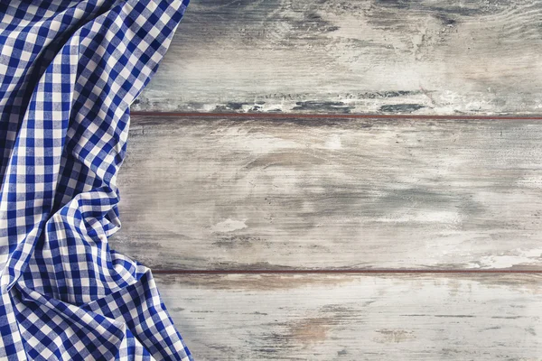 Vue du dessus de la serviette à carreaux sur une table en bois . — Photo