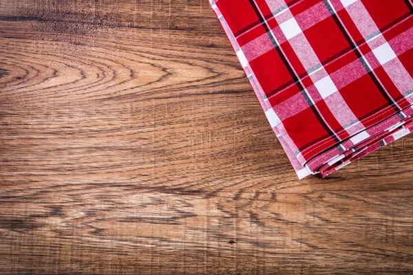 Vue du dessus de la serviette à carreaux sur une table en bois . — Photo