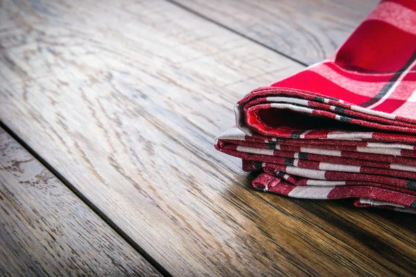 Ovansida av rutig servett på träbord. — Stockfoto