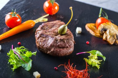 Izgara dana biftek sebze dekorasyonu ile. Izgara biftek.