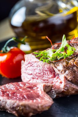 Izgara dana biftek sebze dekorasyonu ile. Izgara biftek.