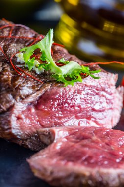 Izgara dana biftek sebze dekorasyonu ile. Izgara biftek.