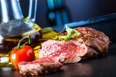 Izgara dana biftek sebze dekorasyonu ile. Izgara biftek.