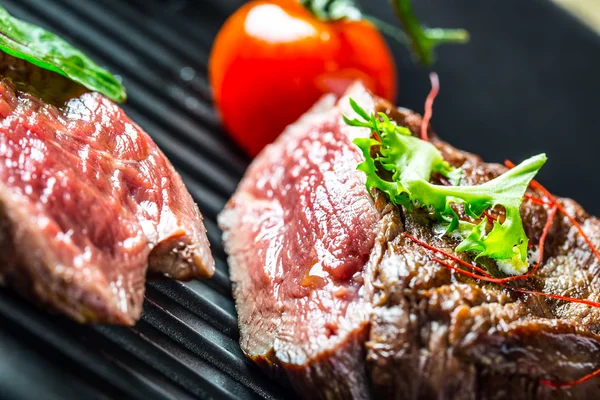 Grillad biff med grönsaker dekoration. Grillad porterhouse steak. — Stockfoto