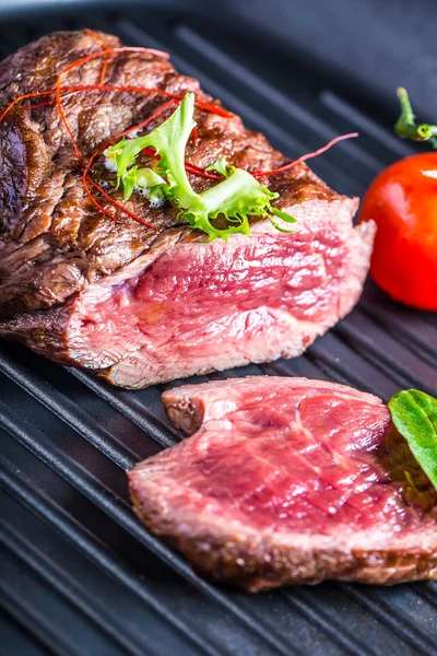 Izgara dana biftek sebze dekorasyonu ile. Izgara biftek.