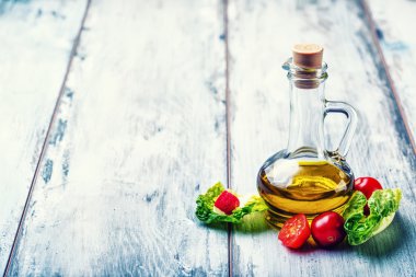 Kiraz domates turp ve sürahi tahta masada Zeytinyağlı taze marul salatası.