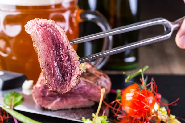 Carne de res steak. Carne de res con decoración vegetal . —  Fotos de Stock