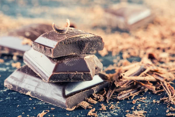 Шоколад. Чорний шоколад. Кілька кубиків чорного шоколаду з листя м'яти . — стокове фото