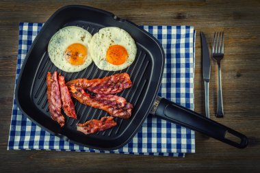 Jambon ve yumurta. Pastırma ve yumurta. Tuzlu yumurta ve karabiber ile serpilir. İngiliz kahvaltısı.