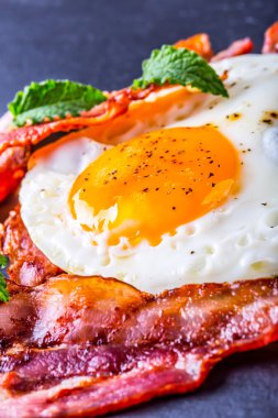 Jambon ve yumurta. Pastırma ve yumurta. Tuzlu yumurta ve kara biber ve yeşil ot dekorasyon ile serpilir.