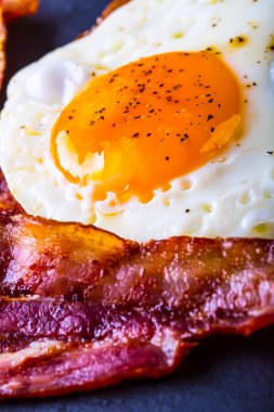 Jambon ve yumurta. Pastırma ve yumurta. Tuzlu yumurta ve karabiber ile serpilir.