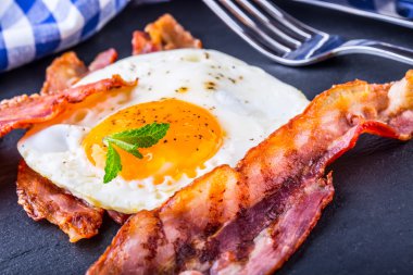 Jambon ve yumurta. Pastırma ve yumurta. Tuzlu yumurta ve kara biber ve yeşil ot dekorasyon ile serpilir.