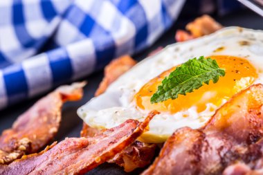 Jambon ve yumurta. Pastırma ve yumurta. Tuzlu yumurta ve kara biber ve yeşil ot dekorasyon ile serpilir.