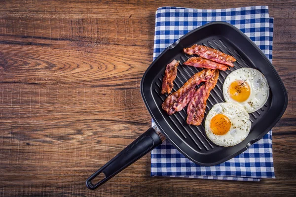 Presunto e Ovo. Bacon e Egg. Ovo salgado e polvilhado com pimenta preta. Pequeno-almoço inglês . — Fotografia de Stock