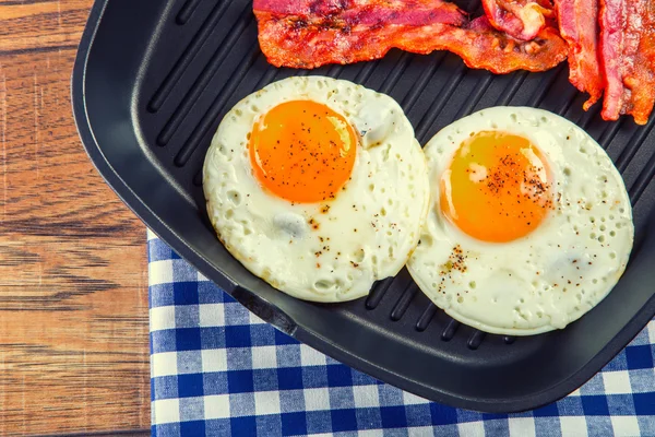 Ham and Egg. Bacon and Egg. Salted egg and sprinkled with black pepper. English breakfast. — Stock Photo, Image