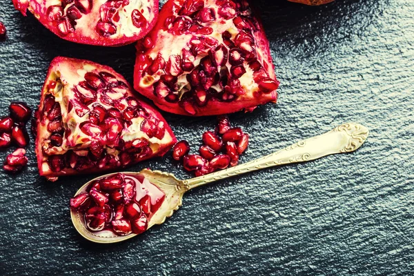 Tranches frisées de délicieux prosciutto avec des feuilles de persil sur du carton de granit. Prosciuto aux tomates cerises aux épices ail et olive. Cuisine italienne et méditerranéenne — Photo