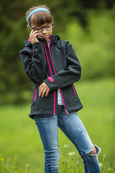 Fechar retrato Menina com telefone móvel. Menina com pé e mensagens de texto com o telefone — Fotografia de Stock