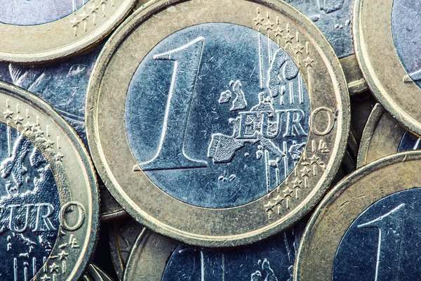 Monedas de euros. Dinero en euros. Monedas apiladas una sobre la otra en diferentes posiciones . — Foto de Stock