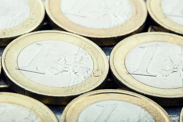 Euro-munten. Euro geld. Eurovaluta. Munten op elkaar gestapeld in verschillende posities. — Stockfoto