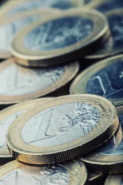 Euromynt. Euron pengar. Euron som valuta. Mynt staplade på varandra i olika positioner. — Stockfoto