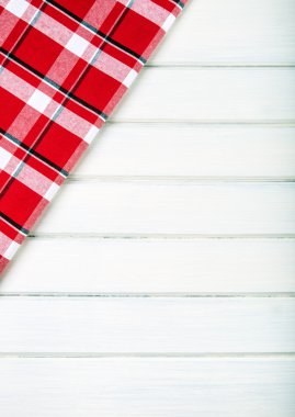 ahşap masa üzerinde üstten görünüm damalı mutfak havlu. boş alan için senin bilgi