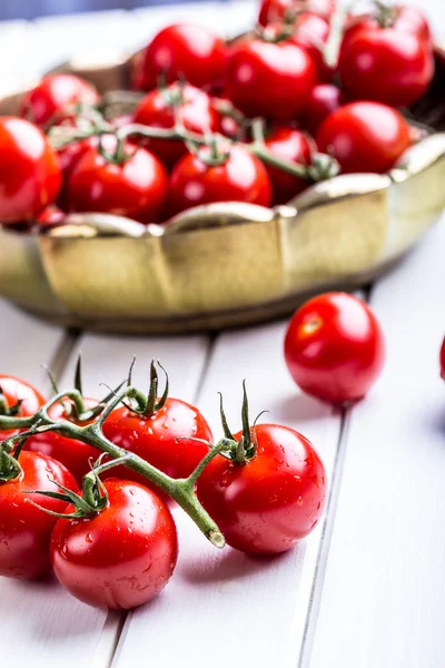 Tomates. Tomates cereja. Tomates de cocktail. Cereja de tomate de uva fresca com azeite — Fotografia de Stock