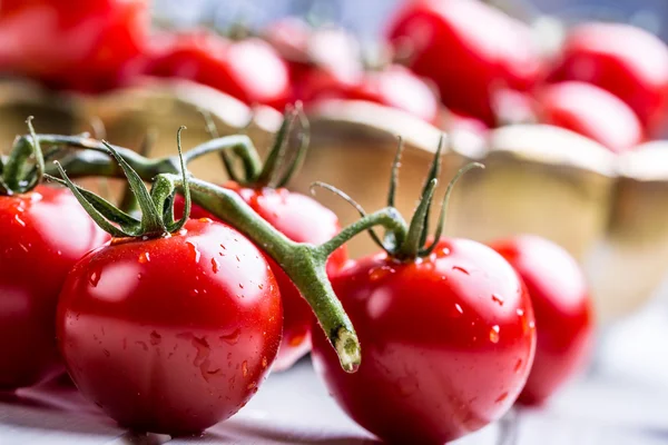 Tomaten. cherry tomaten. cocktail tomaten. verse druiven tomaten Karaf met olijfolie — Stockfoto